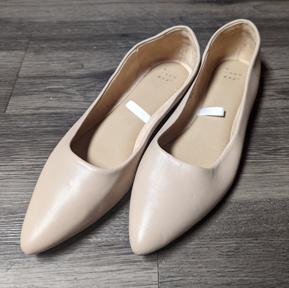 Women's Flats - Picture 1 of 3